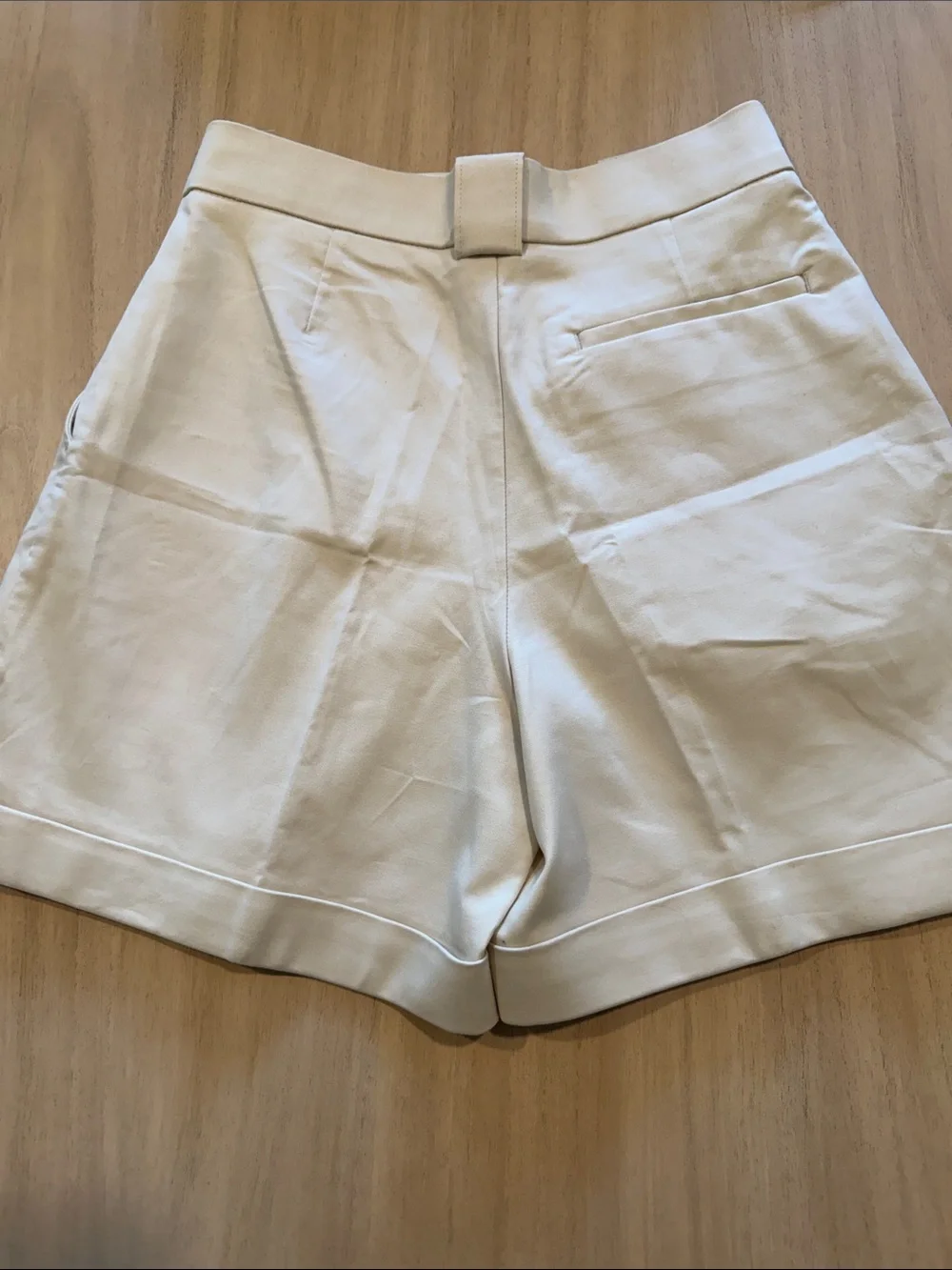 Banana Republic High Rise Pleated Tailored Shorts Ivory NWOT Size 4